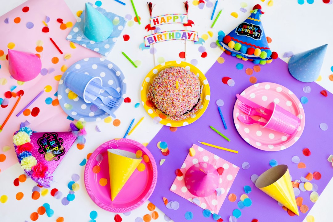 Gekleurde producten voor het vieren van een verjaardag 