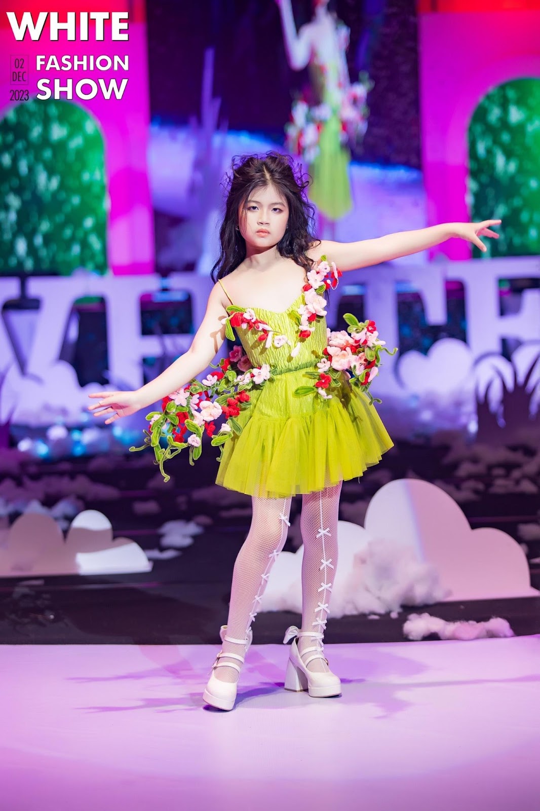 Mẫu nhí Minnie Cindy gây sốt khi trình diễn vedette tại White Fashion Show 2023