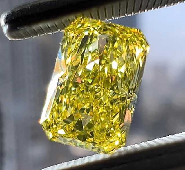 1.01 carat Fancy Vivid Yellow Diamond