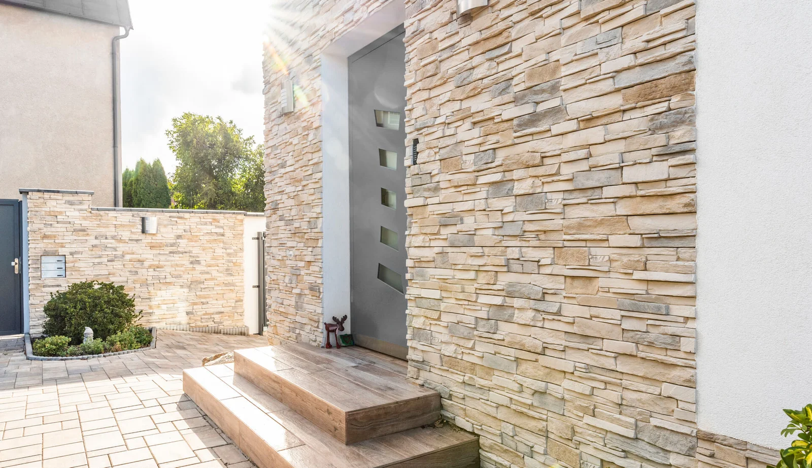 The outdoor space is luxurious thanks to the use of stone wall cladding (Source: Collected)