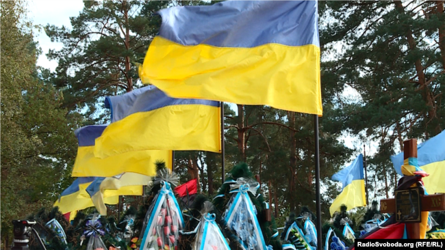 Могили військовослужбовців на кладовищі у Білогородці. Київська область