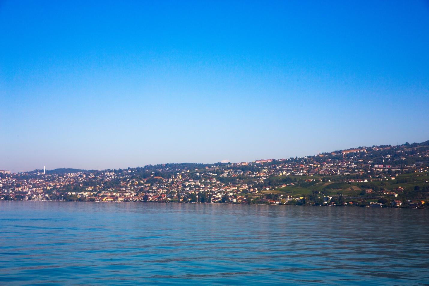 A body of water with a city in the background

Description automatically generated