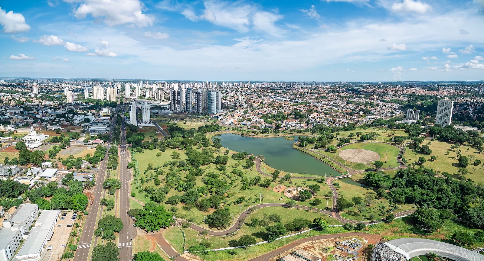 Imagem aérea de um dos parques em Campo Grande. No centro da imagem, um grande lago rodeado pelo gramado do parque