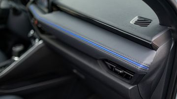 Nội thất Toyota Yaris Cross 2024 còn thêm phần thú vị với viền trang trí màu xanh dương
