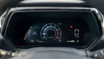 Toyota Yaris Cross 2024 còn trang bị đồng hồ lái kỹ thuật số với màn hình TFT 7 inch