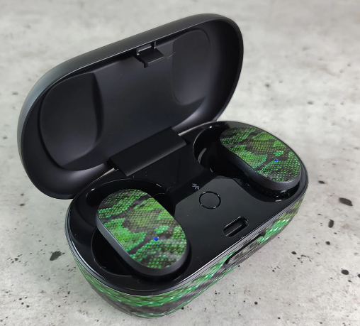 A green and black wireless earbuds

Description automatically generated