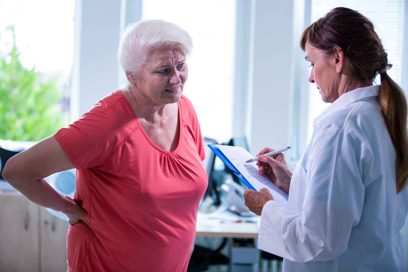 Перші симптоми остеопорозу: Що потрібно знати