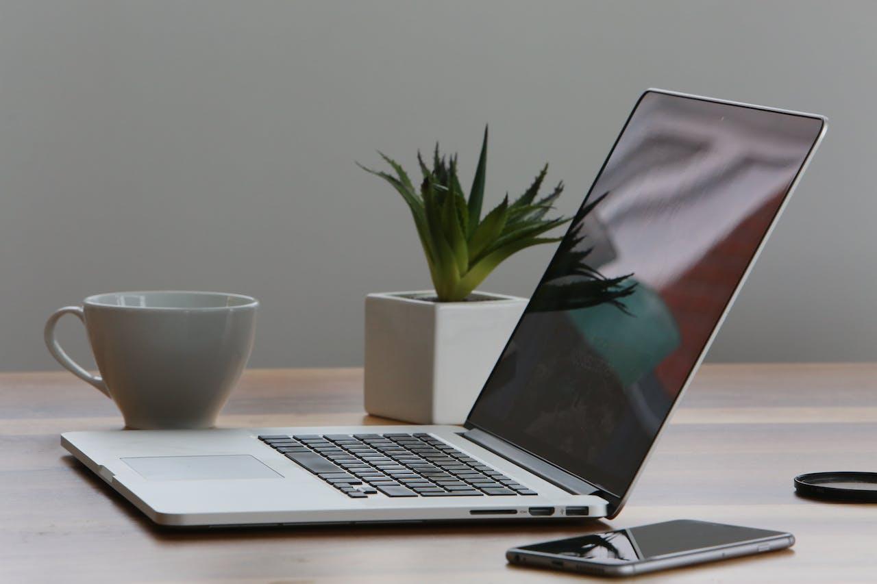 A computer and phone on a table

Description automatically generated