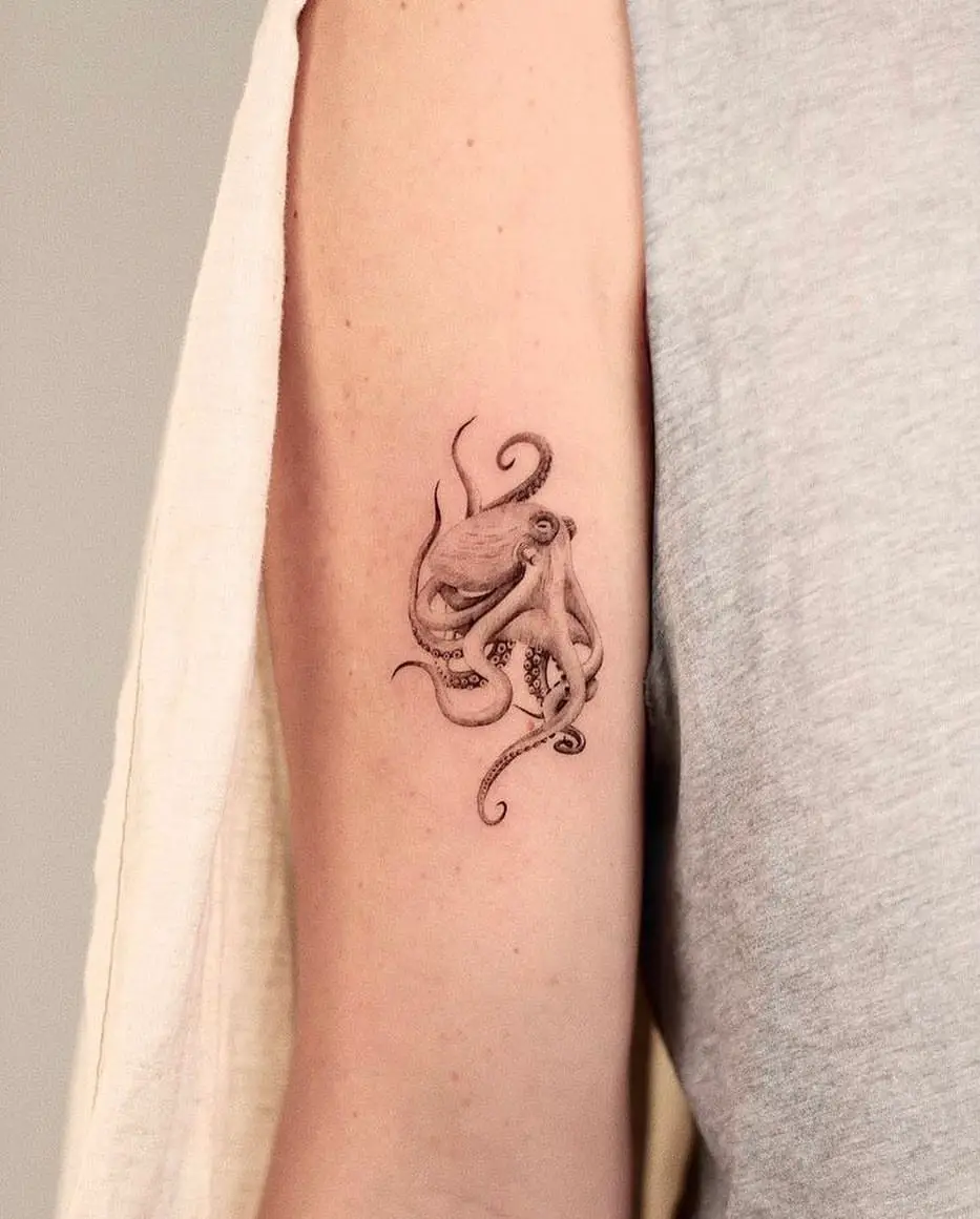 Picture showing the gorgeous tat design on the arm of a lady