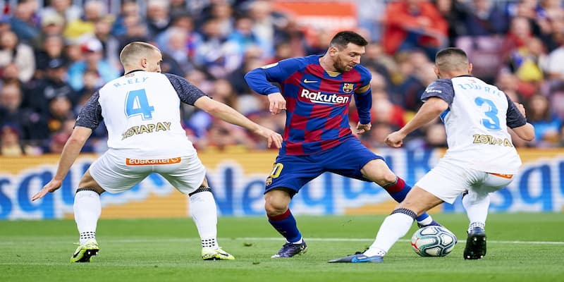 Các cầu thủ Alaves phòng ngự trước Lionel Messi