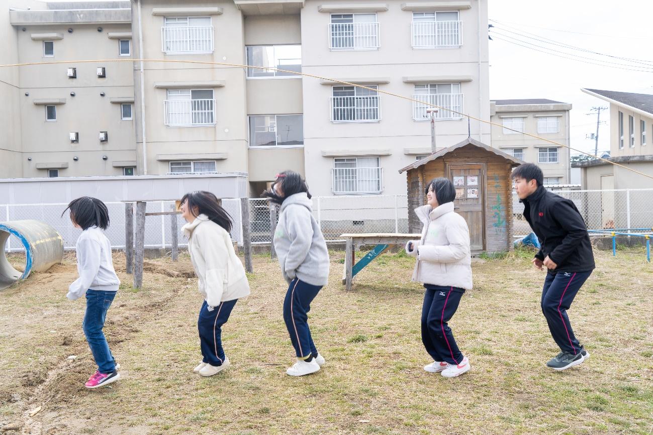 サッカーの練習をしている子供たち

中程度の精度で自動的に生成された説明