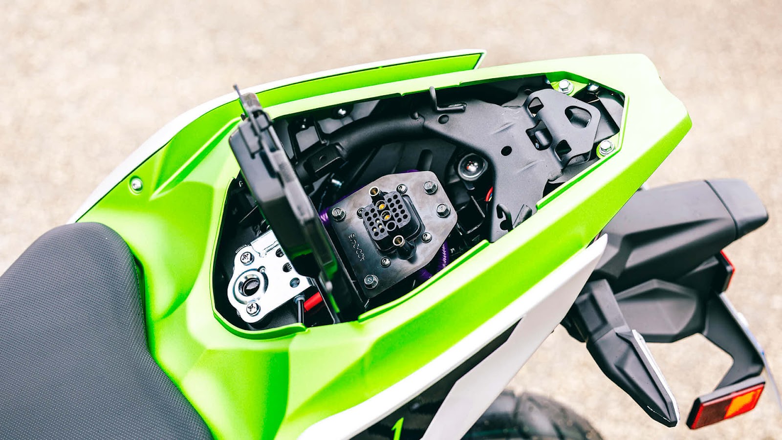 Se pretendermos carregar as baterias diretamente na moto então é aqui que teremos de ligar o carregador.