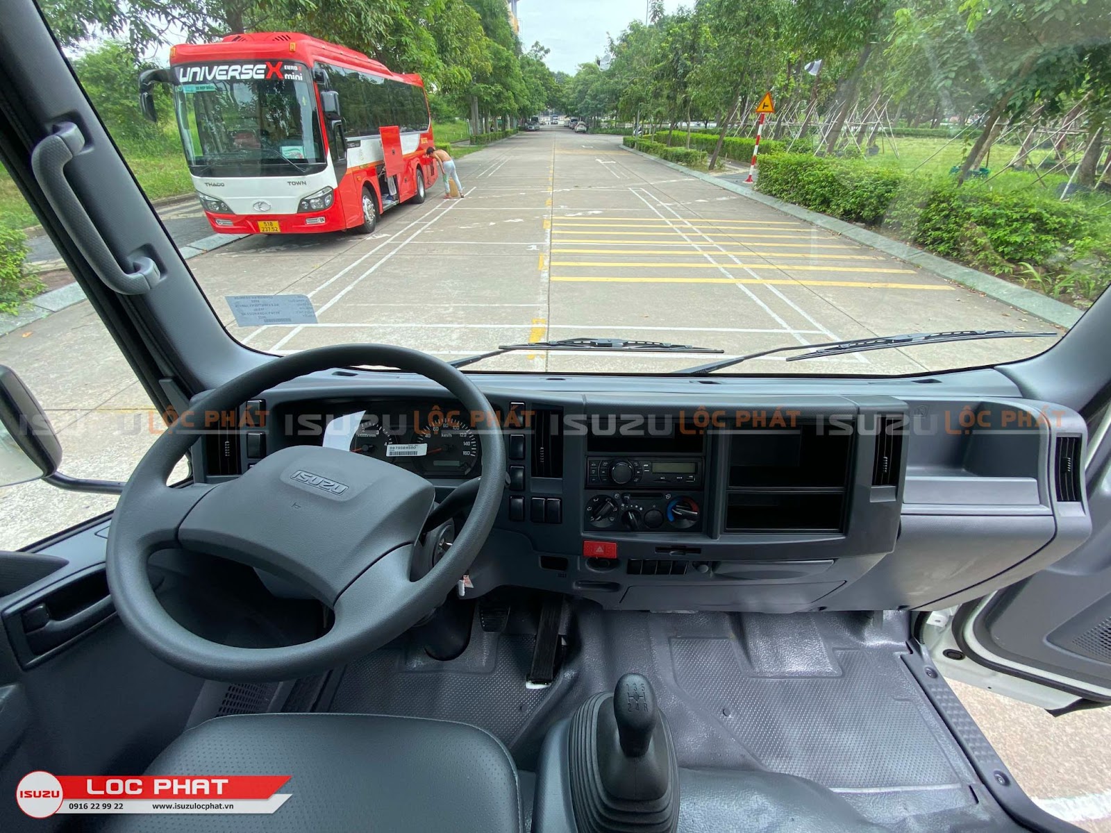 Nội thất xe tải Isuzu QKR 230 2.3 tấn Thùng Bạt Bửng Nhôm có ghế lái da, bảng đồng hồ, hệ thống âm thanh, hệ thống điều hòa, tay lái trợ lực