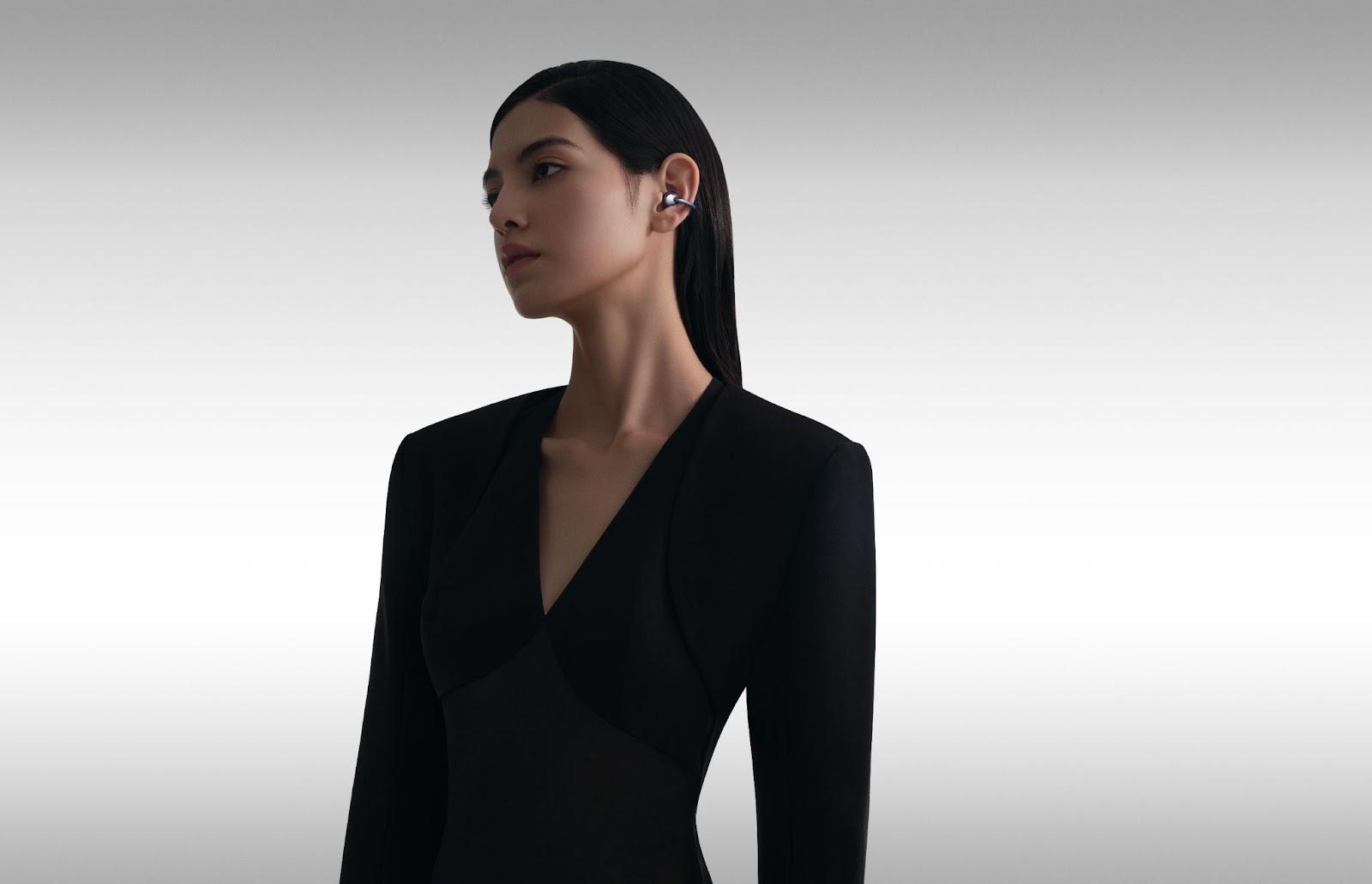 A person in a black dress

Description automatically generated