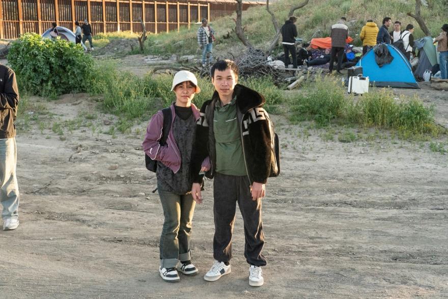https://www.rfa.org/vietnamese/special-reports/vn-crossing-border/img/imgrant-couple.jpg