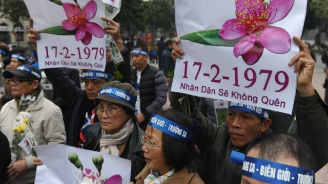 Những người biểu tình chống Trung Quốc mang theo biểu ngữ tham gia các cuộc tuần hành quanh Hồ Hoàn Kiếm, Hà Nội, không chính thức đánh dấu kỷ niệm lần thứ 37 cuộc chiến tranh biên giới đẫm máu với Trung Quốc ngày 17/2/1979.