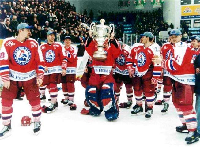 2002 год – ХК «Локомотив» празднует победу в чемпионате России