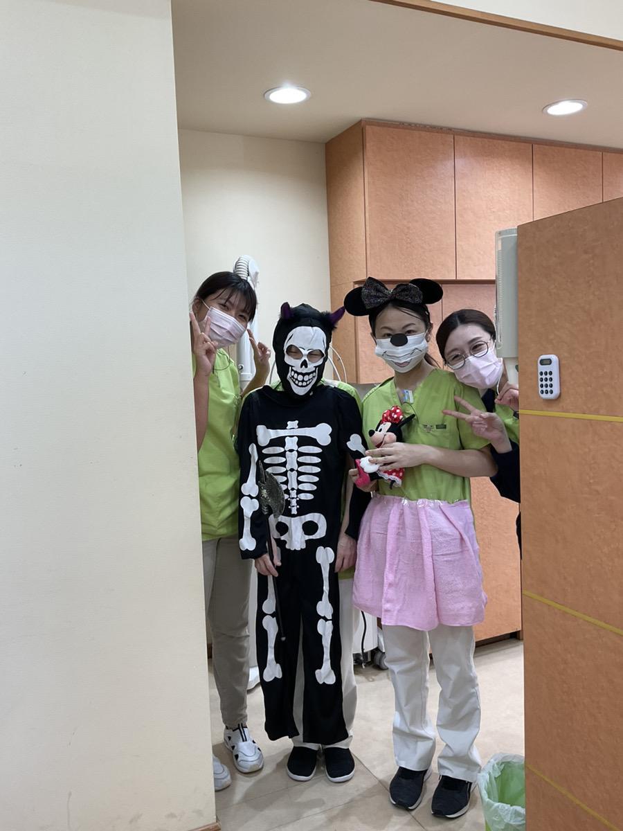 白い壁の前に立っている人たち

中程度の精度で自動的に生成された説明