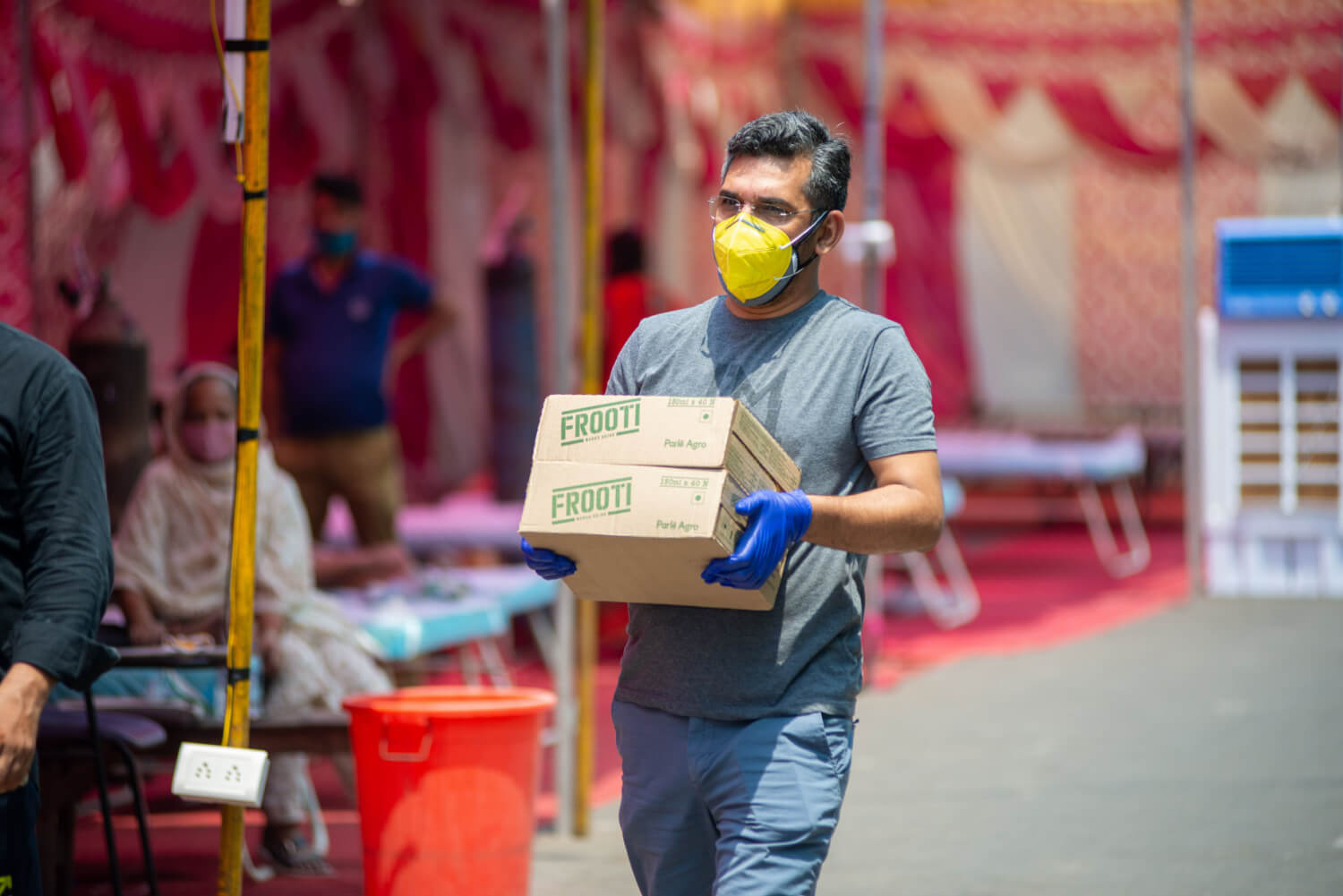 Un trabajador humanitario entrega suministros en Ghaziabad, Uttar Pradesh, India, 6 de mayo de 2021.