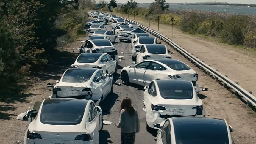 Julia Roberts Gets Attacked by Teslas in Netlflix's 'Leave the World Behind'  - autoevolution