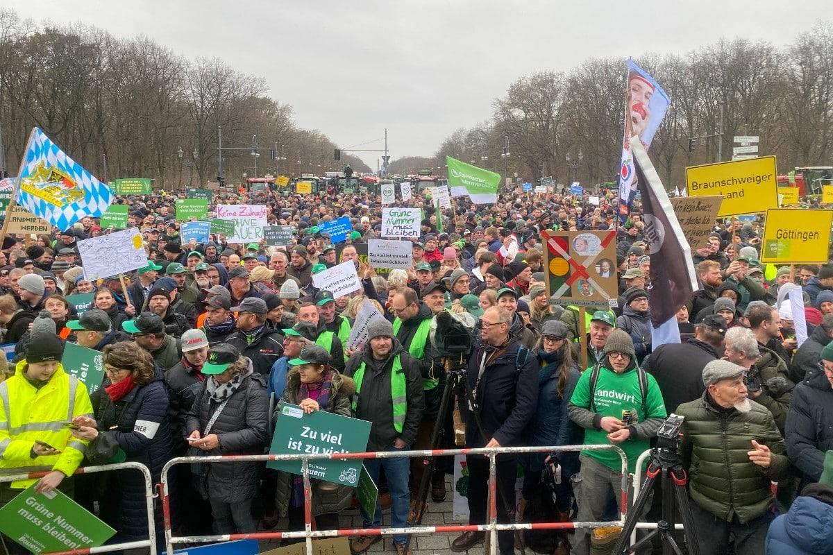 Miles de agricultores protestan en Berlín contra los recortes al sector: "El Gobierno de Olaf Scholz nos arruina"