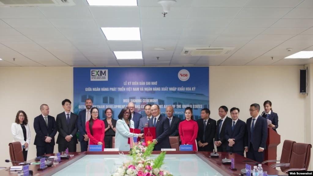 US Eximbank và Ngân hàng Phát triển Việt Nam ký kết bản ghi nhớ về khoản tiền 500 triệu USD để tạo điều kiện tài trợ cho hàng xuất khẩu của Hoa Kỳ sang Việt Nam, Hà Nội, ngày 18/3/2024. Photo EXIM.
