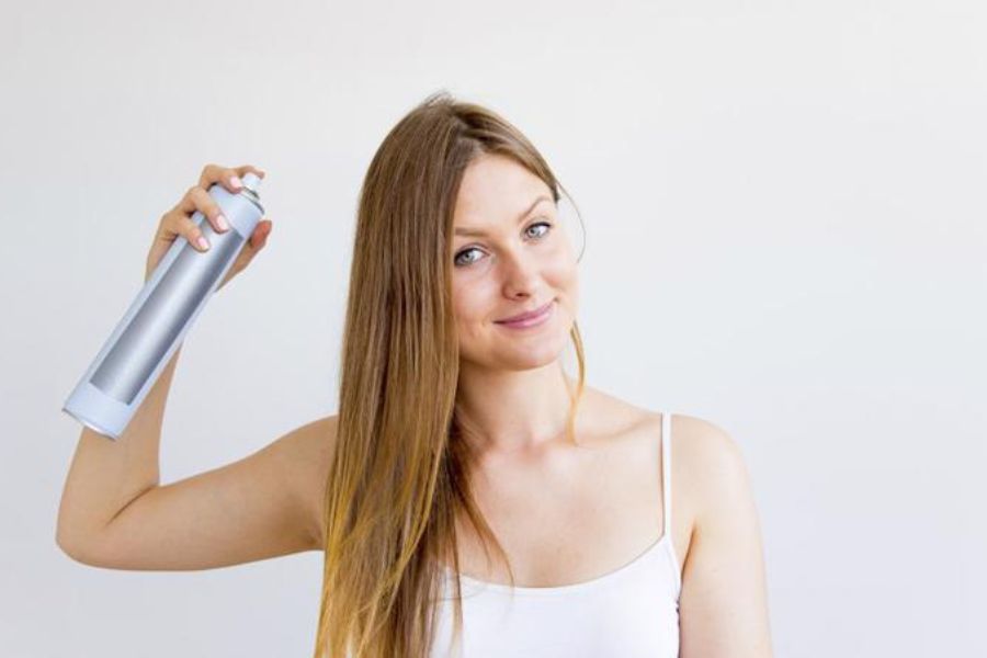 Sử dụng dầu gội khô giúp tóc mềm mượt nhanh chóng