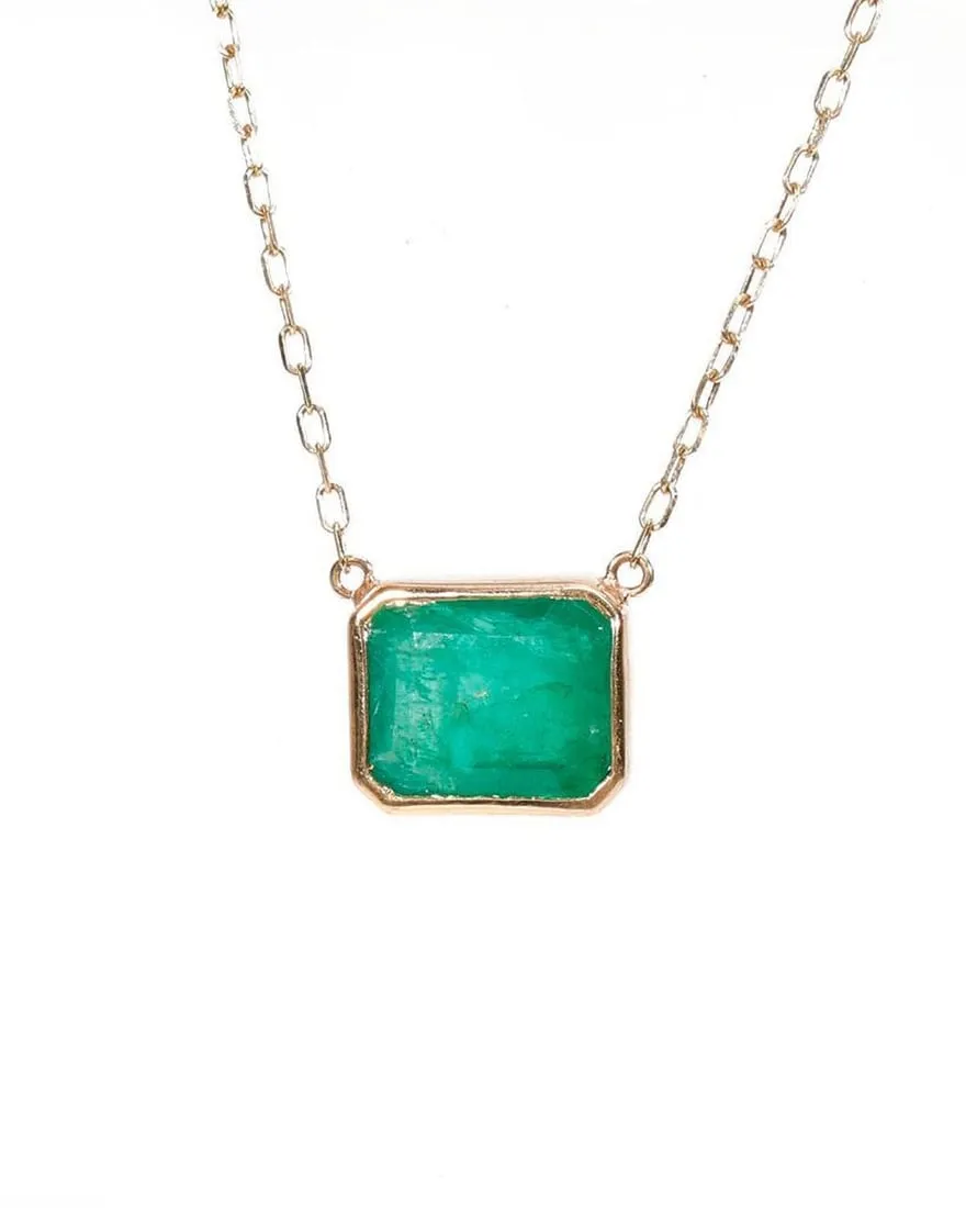 A necklace with a green stone in it

Description automatically generated