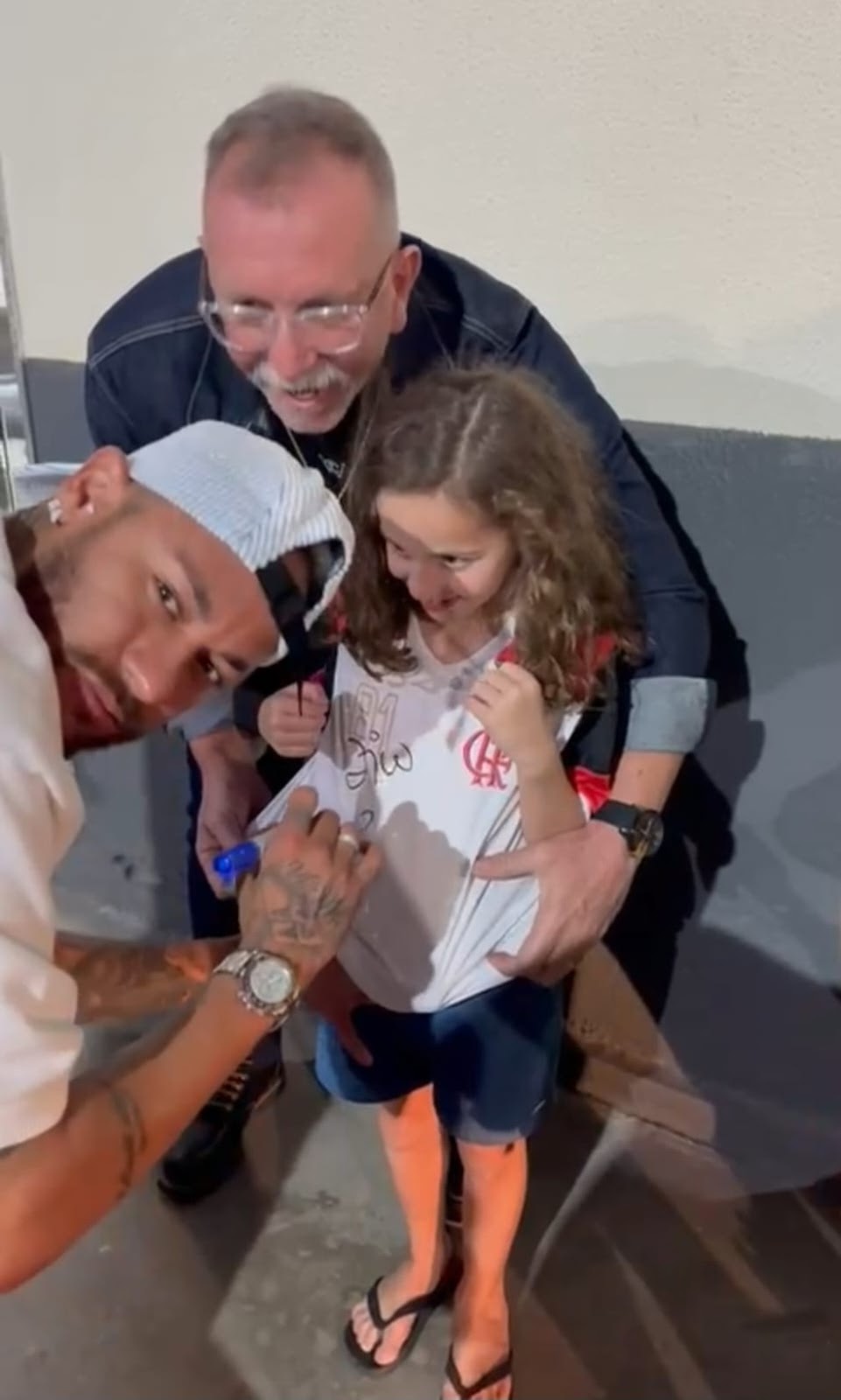 Neymar autografa a camisa da pequena flamenguista Gabi — Foto: Reprodução