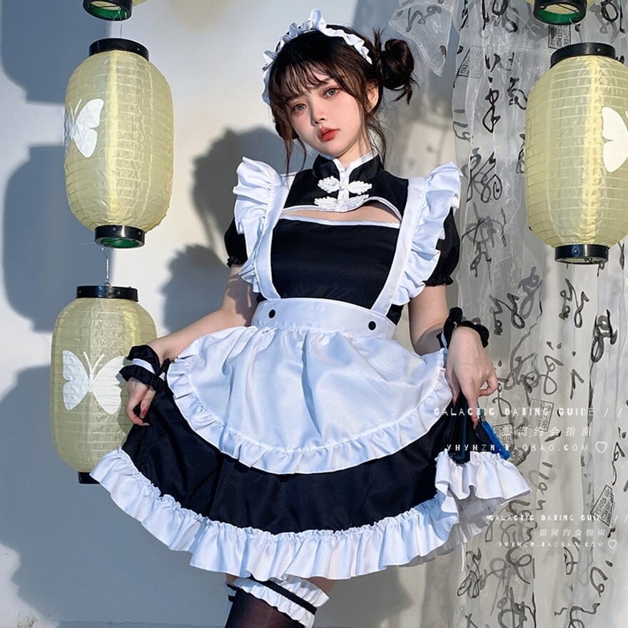 中華ロリータ風の華ロリメイド服を着たモデル写真