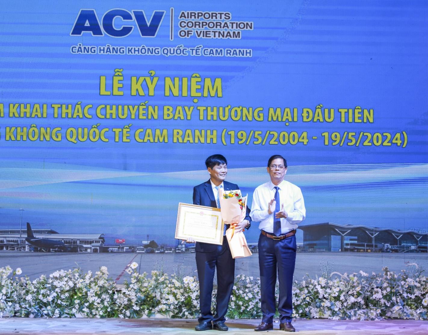 Đồng chí Nguyễn Tấn Tuân trao bằng khen cho Cảng Hàng không quốc tế Cam Ranh.