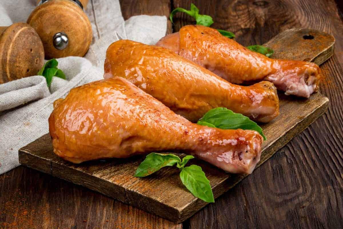 3 tobe de pui afumate pe o tabla de lemn