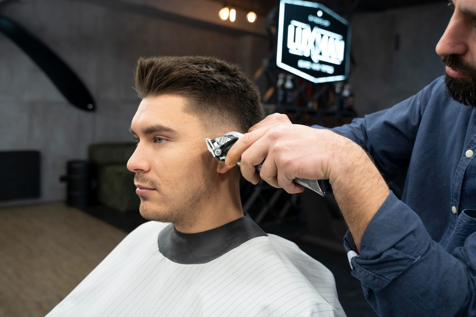Tendenze attuali nei tagli di capelli per gli uomini oltre i 50 anni