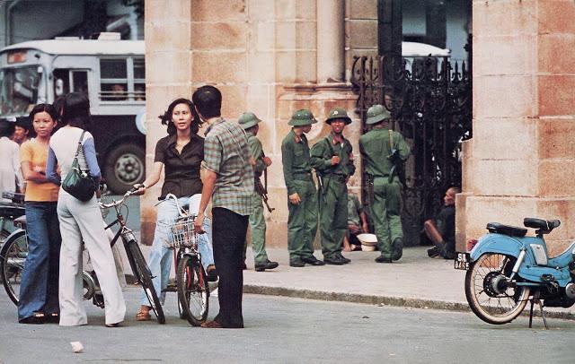 Bộ đội Bắc Việt gác trước cửa nhà thờ Đức Bà ở Sài Gòn ngày 30/4/1975. Ảnh: Chưa rõ nguồn.