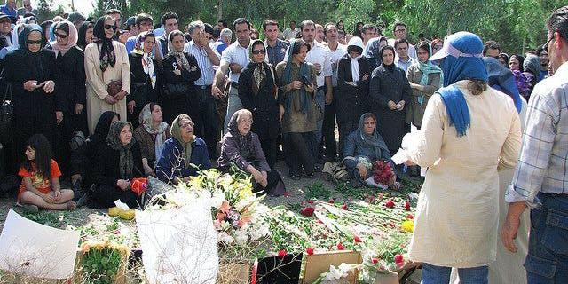 مادران و جوانان خاوران. «بر چشم دشمنان تیر از این کمان توان زد»