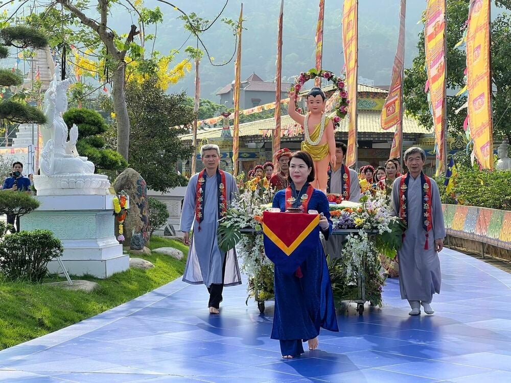 Lễ cung rước Phật đản sinh vi nhiễu Bảo tháp Mandala Tây Thiên.