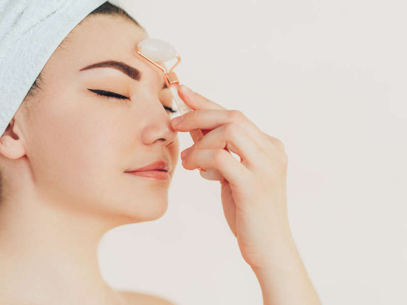 Massage da mặt thường xuyên là cách căng da mặt tự nhiên tốt nhất.