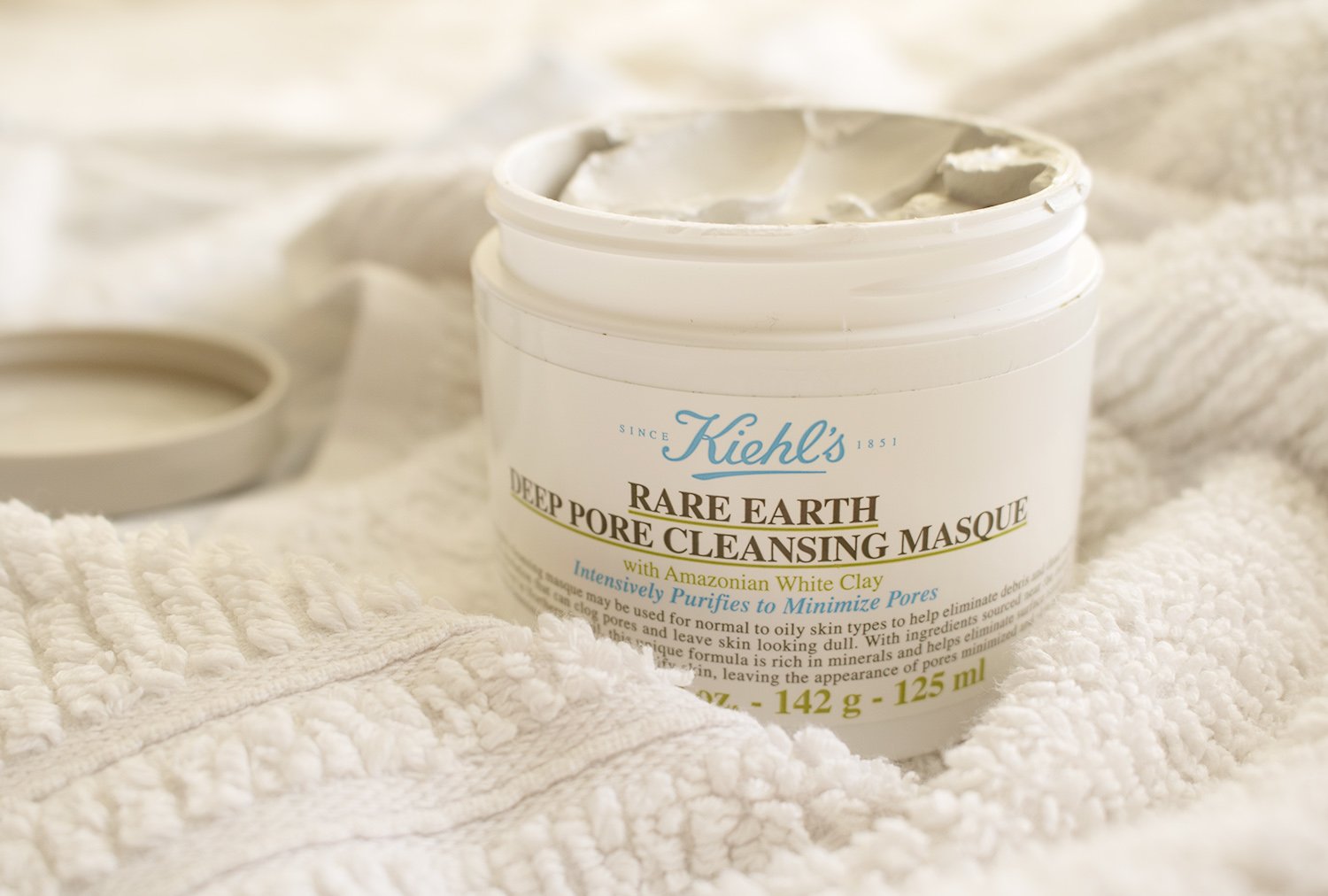 Mặt nạ đất sét Kiehl’s Rare Earth Deep Pore Cleansing Masque làm giảm tình trạng bít tắc lỗ chân lông to