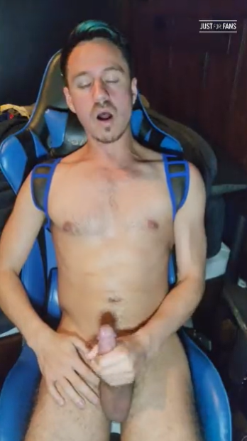 Dakota Wonders jerking off naked in his blue and black gaming chair