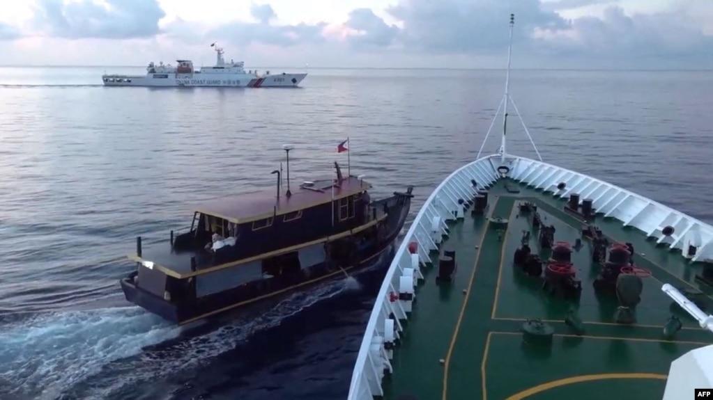 Một vụ va chạm giữa tàu hải cảnh Trung Quốc (phải) và tàu tiếp tế của Philippines (trái) gần Bãi Cỏ Mây trong vùng biển tranh chấp ở Biển Đông vào ngày 23/10/2023. Tổng thống Philippines rằng việc xây dựng Bộ quy tắc ứng xử ở Biển Đông là một nhu cầu rất cấp thiết.