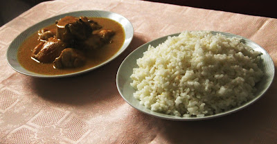 Salsa de cacahuete con pollo y arroz.