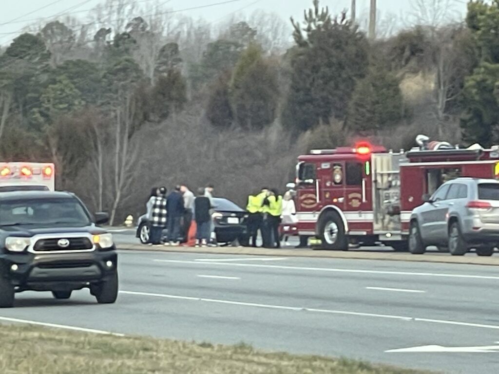 Un camión de bomberos responde a la escena de un accidente automovilístico en Charlotte, Carolina del Norte.