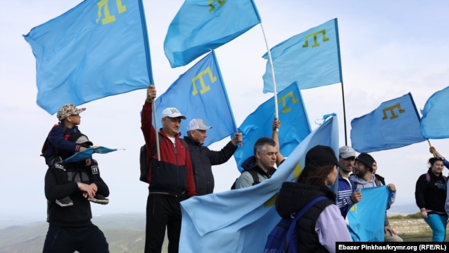 Кримські татари піднялися на гору Чатир-Даг із національними прапорами, щоб вшанувати пам'ять предків, які загинули під час депортації 1944 року. Крим, 16 травня 2021 року