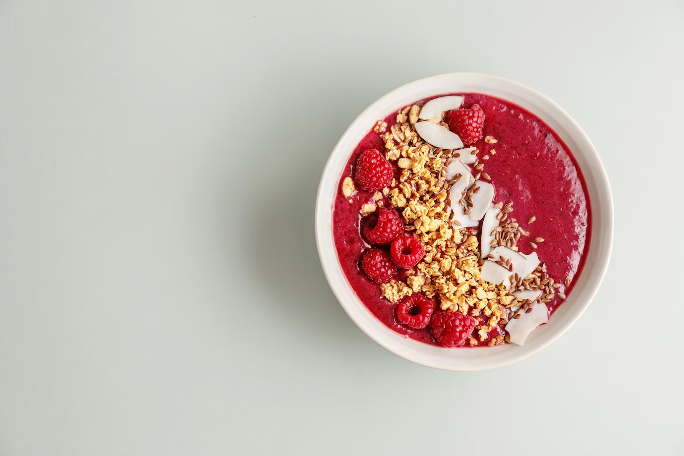 Bowl di smoothie con guava e semi: