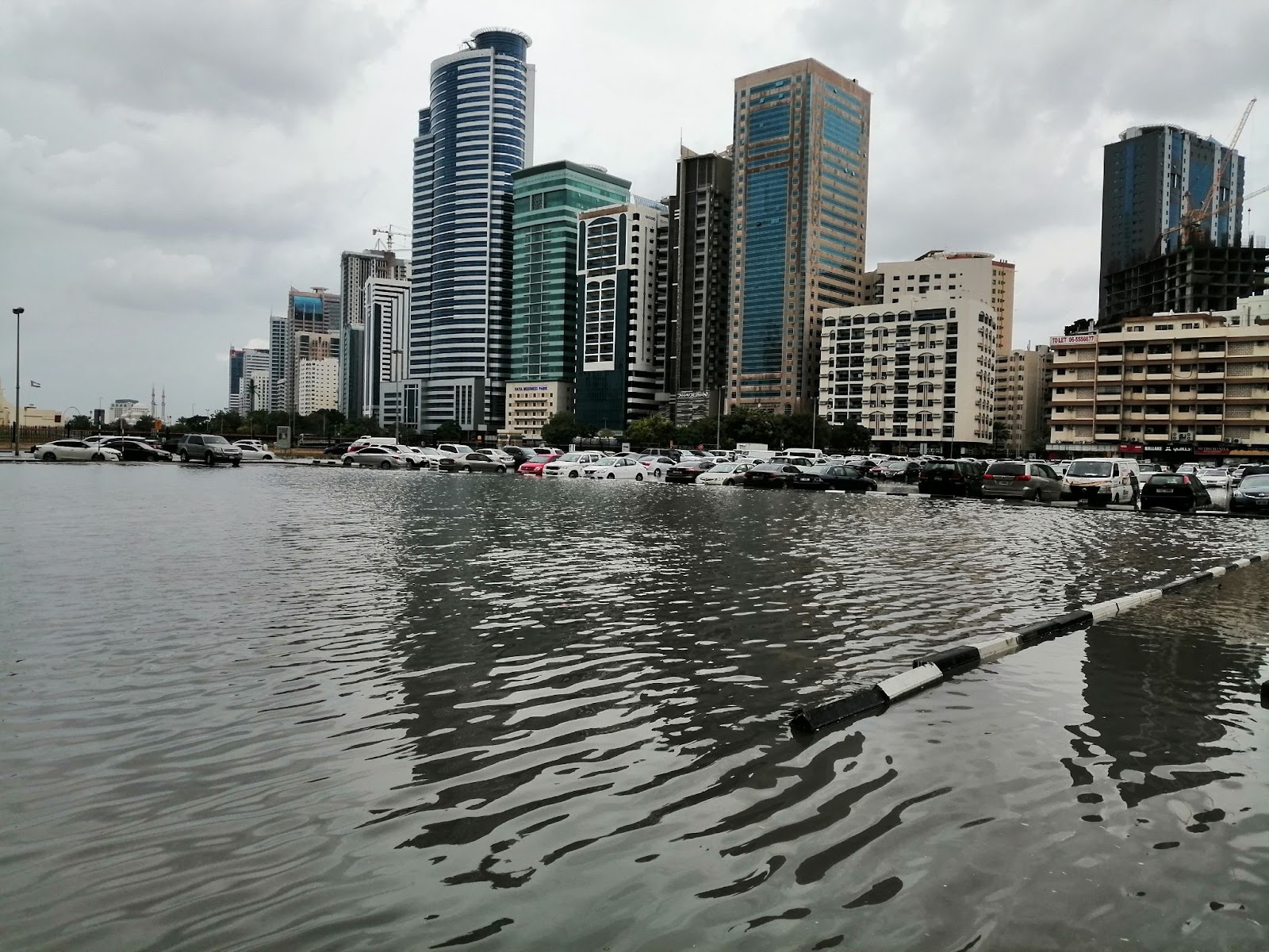 Banjir Besar Menerjang Uni Emirat Arab