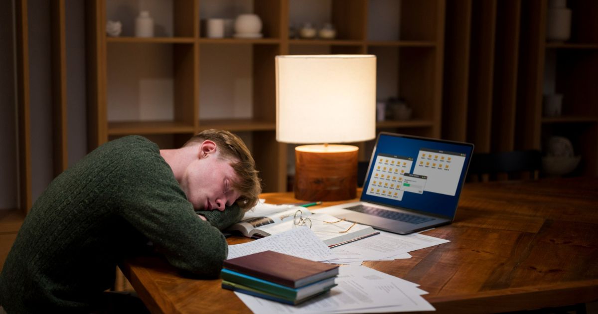 Cara mengurangi kebiasaan begadang: Menghindari Pekerjaan Sebelum Tidur