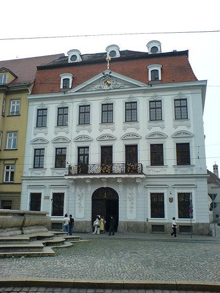 http://upload.wikimedia.org/wikipedia/commons/thumb/1/1e/Augsburg-Schaezlerpalais.jpg/450px-Augsburg-Schaezlerpalais.jpg