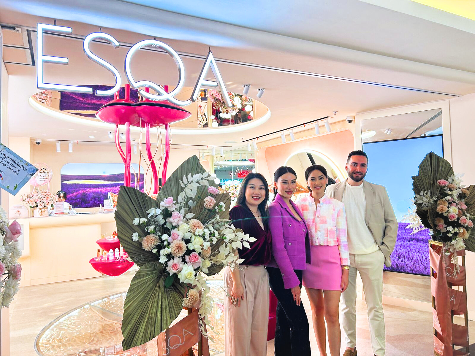 Pembukaan offline store pertama ESQA Cosmetics. Dari kiri, Regina Widjaja ( Chief Business Officer), Kezia Toemion (Co-Founder), Cindy Angelina (Co-Founder), dan David Teixeira (Chief Marketing Officer) juga turut hadir di acara peresmian. 