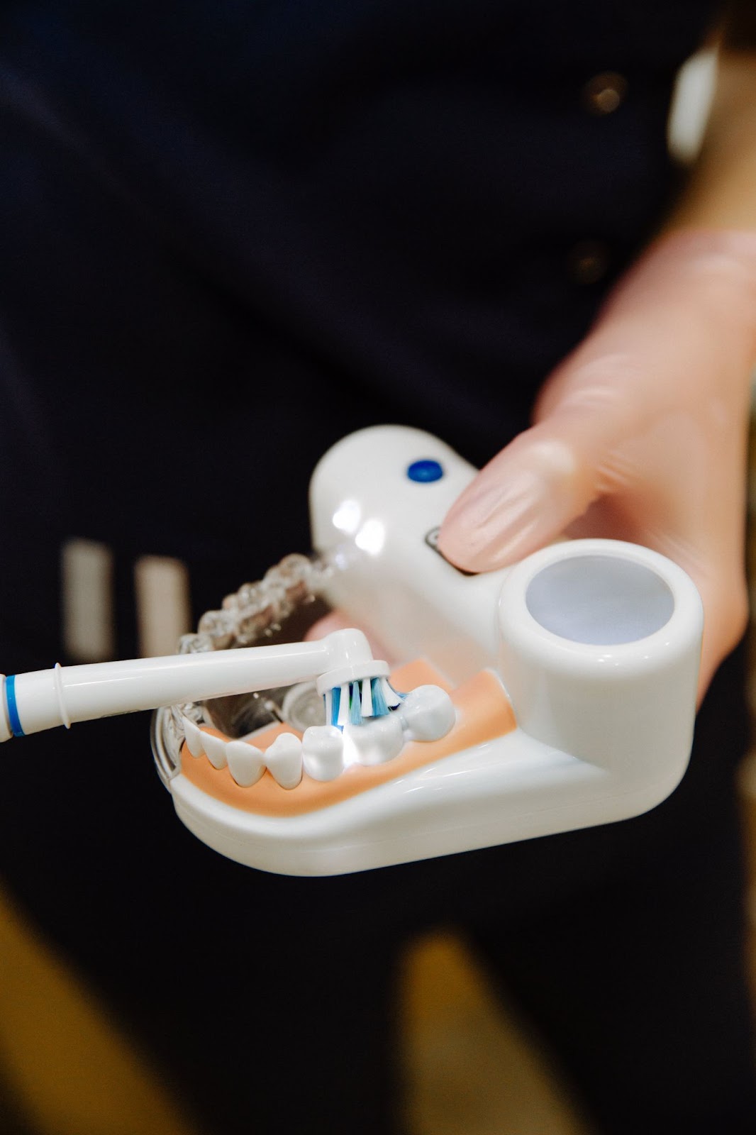 чистка зубов электрической зубной щеткой