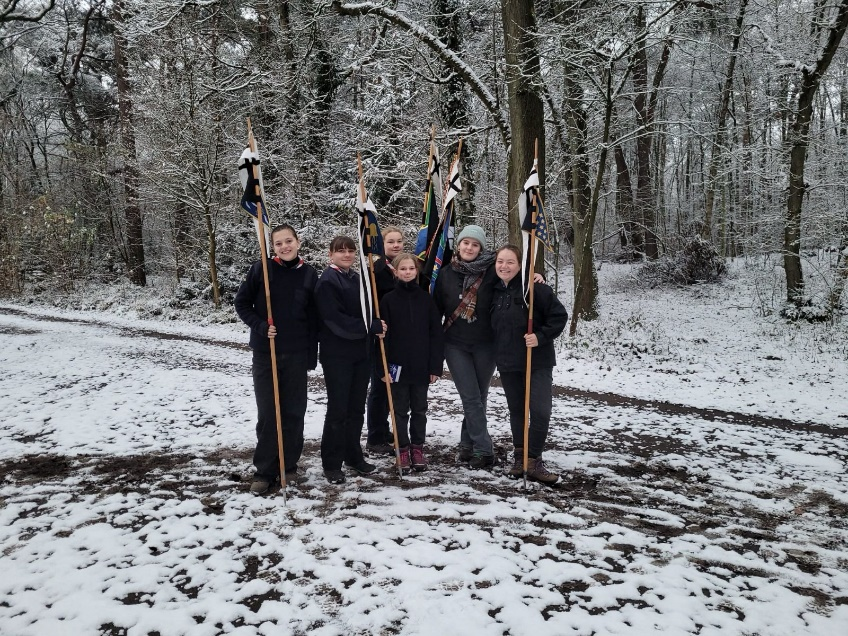 Ein Bild, das draußen, Baum, Person, Kleidung enthält.

Automatisch generierte Beschreibung